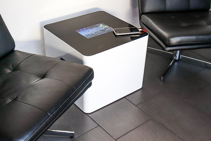 Digitaler Würfel mit Touchscreen, Handy bzw. Laptop Ladestation und Branding 
