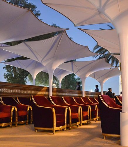Bedruckbare Faltzelte & Faltpavillons als Sonnen- und Regenschutz im Hotel-Außenbereich 