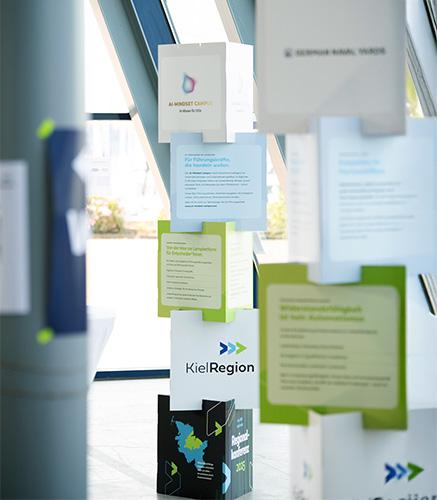 Display Dreiecke aus Wellpappe