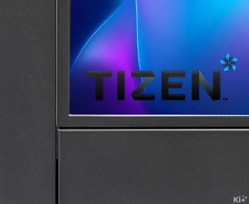 Tizen-Betriebssystem Logo auf dem Display einer digitalen Theke für Digital Signage