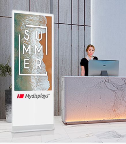 Digitale Werbesäule in einem Hotel an der Rezeption Digitale Werbesäule - Die moderne Form der Werbung und Information - auch in 4K UHD