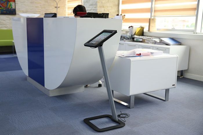 Tablet-Halter-Universal - in einem Büro als Infopoint Tablet-Halter-Universal - Passt an jeden Ort wenn es um Informationen geht
