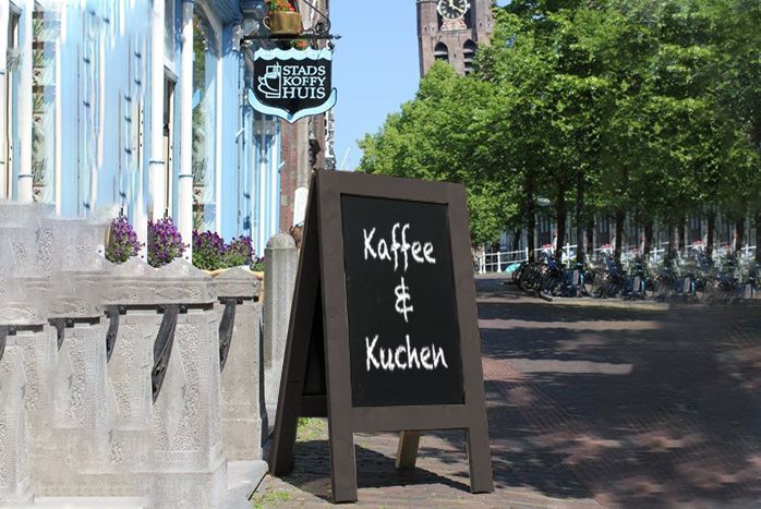 Holz-Kundenstopper vor einem Café als Eye-Catcher für Ihre Werbebotschaft Holz-Kundenstopper - robuste Rahmenkonstruktion aus langlebigem Bauholz