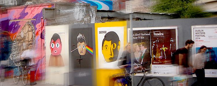 Persönliche Plakatwerbung wirkt anziehend auf potentielle Kunden Damit Sie im Plakatwald nicht untergehen – wählen Sie das richtige Plakatmaterial für Ihre Marketingmaßnahme