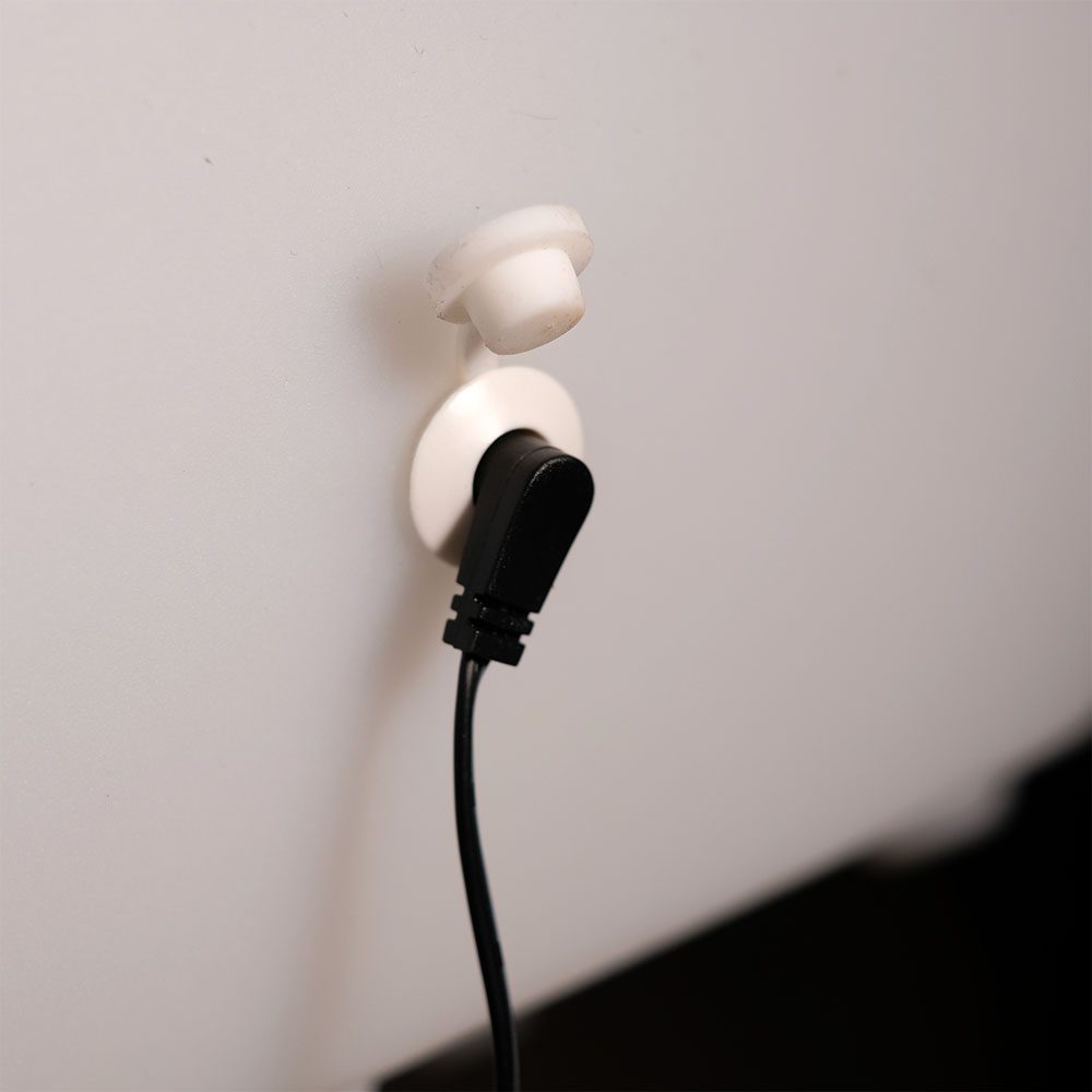 LED Stehtisch konkav Detailansicht Ladekabel