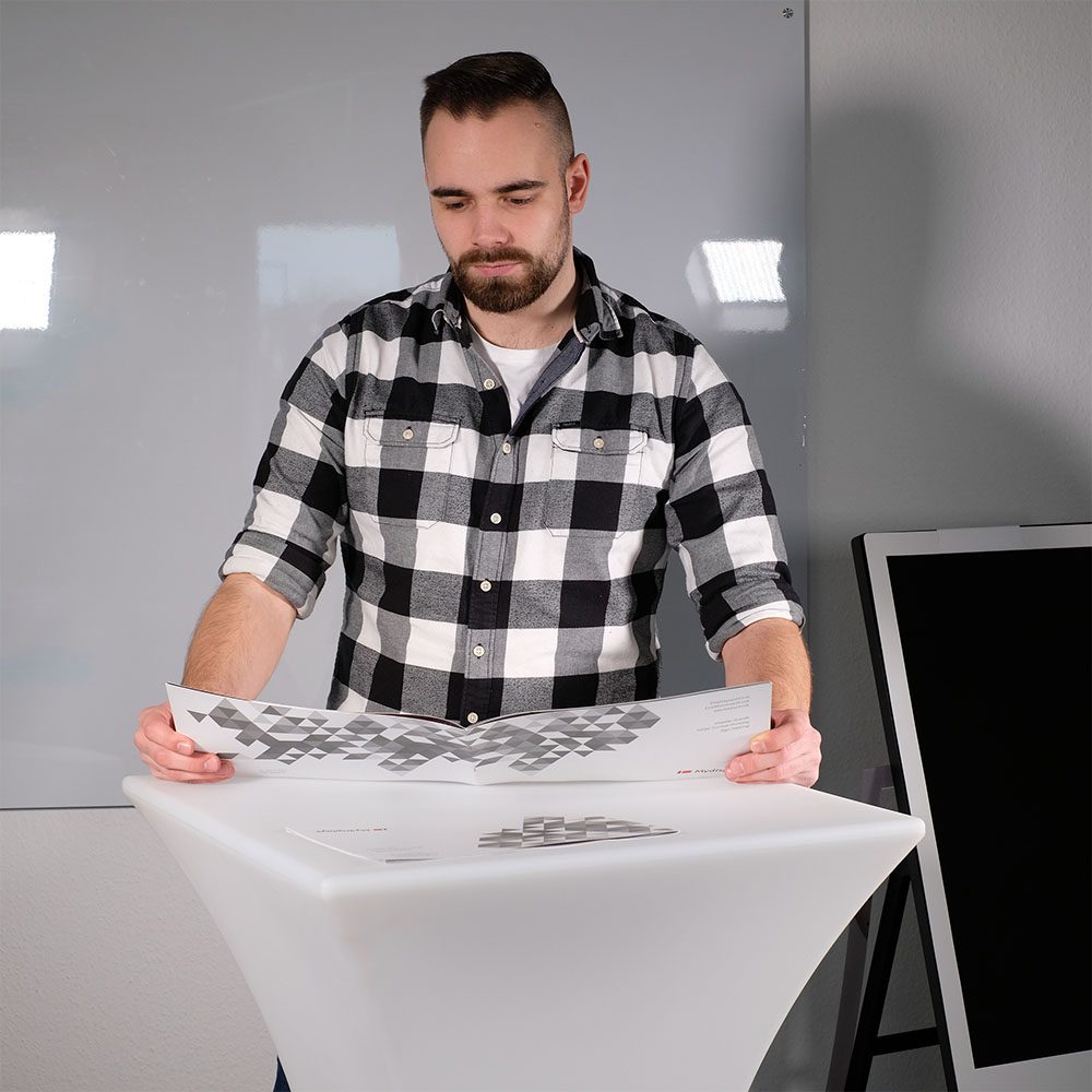 LED Stehtisch konkav Anwendungsbeispiel