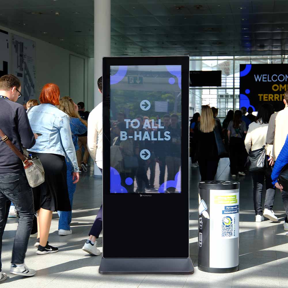 Digital Signage Stele doppelseitig Anwendungsbeispiel auf der Messe
