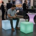 LED Sitzbank im Einsatz auf einer Messe