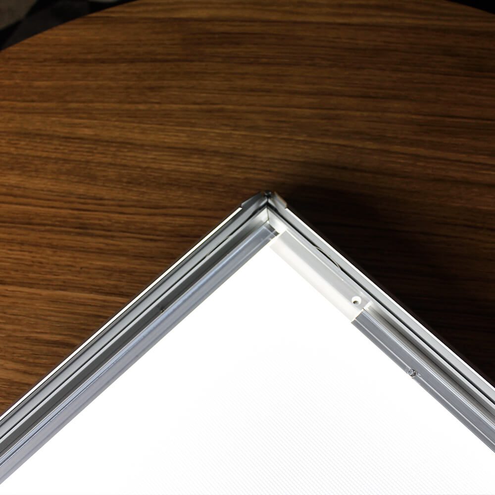 LED Lightbox Slim mit hoher Leuchtkraft kommt inkl. Ihrem individuellem Posterdruck